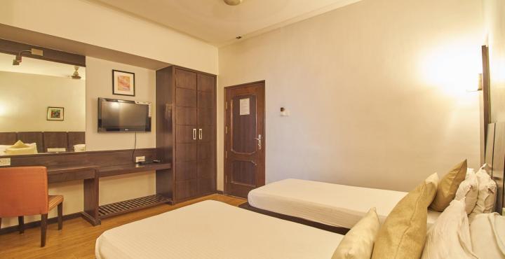Hotel Pinnacle 아흐메다바드 외부 사진