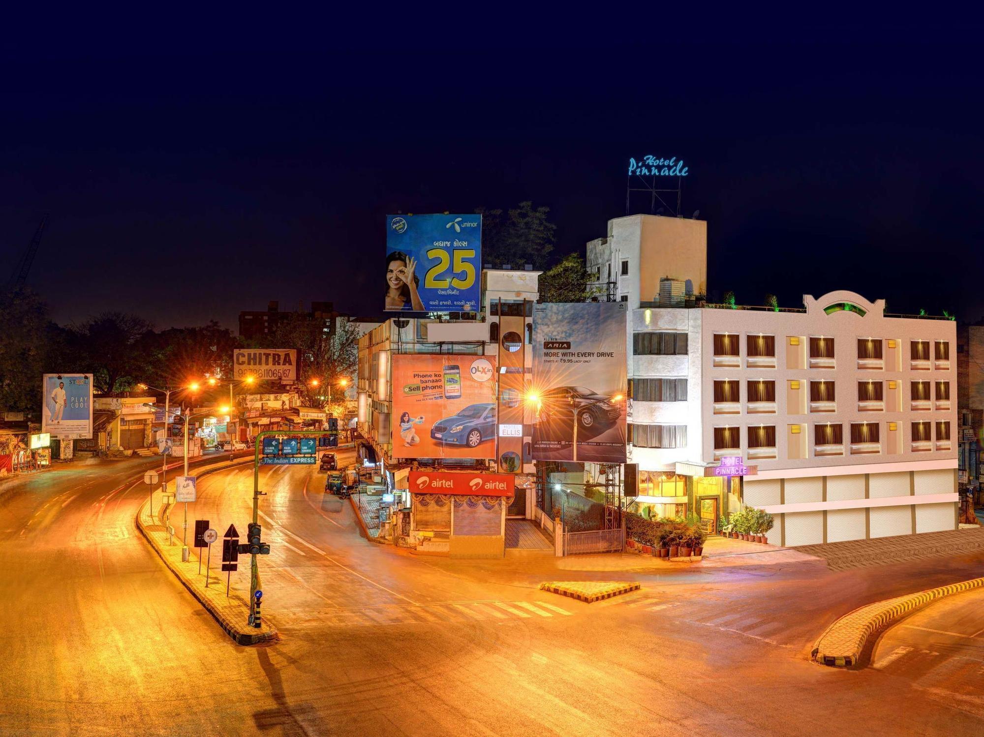 Hotel Pinnacle 아흐메다바드 외부 사진